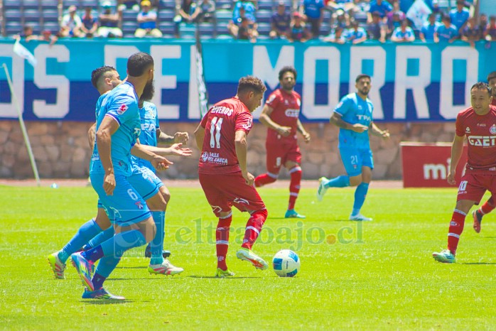 El extremo Bairo Riveros sucumbiendo ante la férrea marca de los locales.