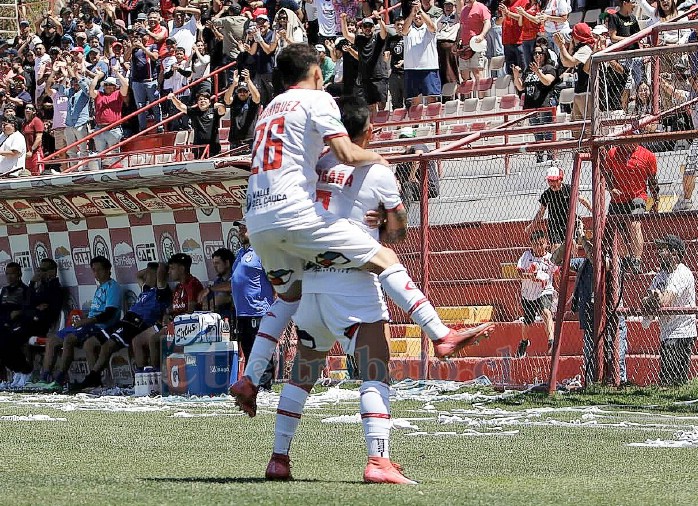 Pablo Rodríguez, Sergio Vergara y toda la hinchada festejan el segundo gol albirrojo.