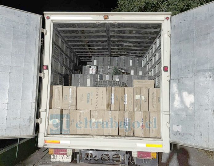 Al interior de este camión eran transportados los cartones con cigarrillos de contrabando.