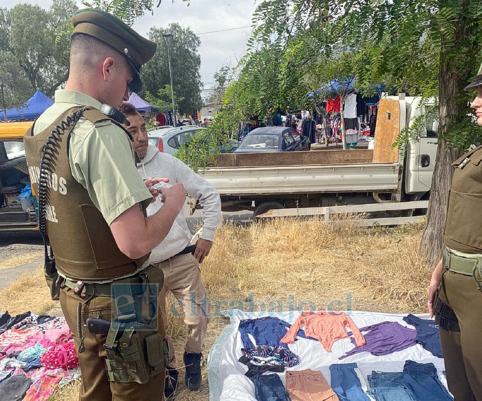 Carabineros en la fiscalización en la feria de Diego de Almagro.