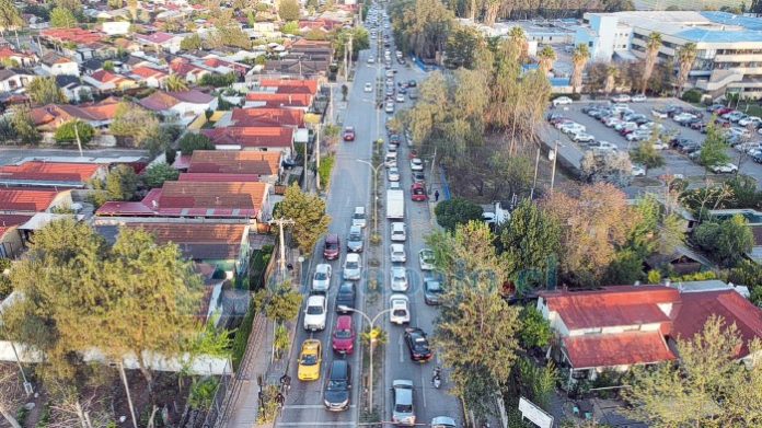 Vehículos mal estacionados generan gran congestión vehicular en el lugar.