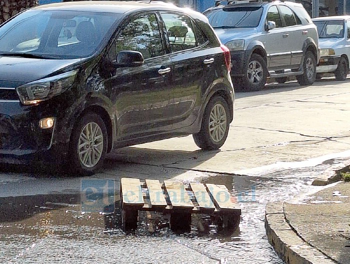 Los vecinos hasta pusieron un ‘pallet’ para que la gente pudiera cruzar.