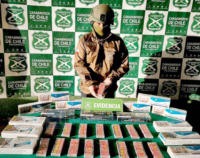 Estos son los fuegos artificiales y cigarros de contrabando incautados por Carabineros.