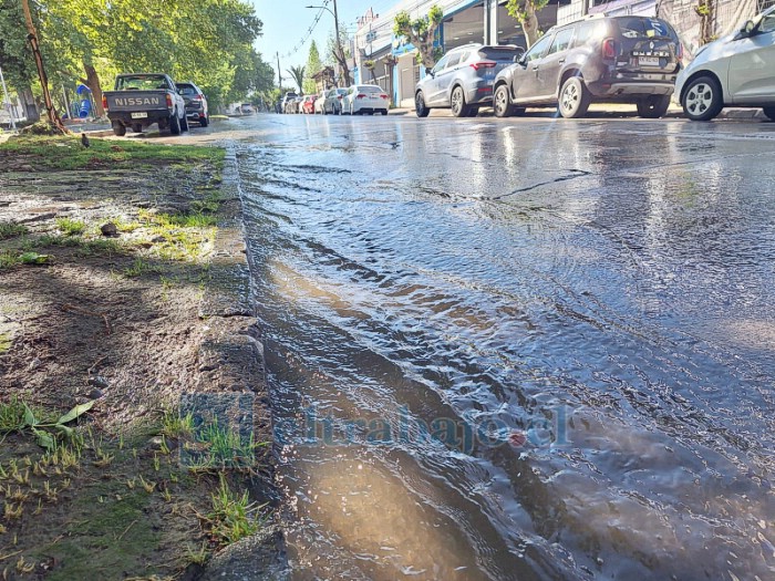 A diario el agua escurre por la alameda O´Higgins.