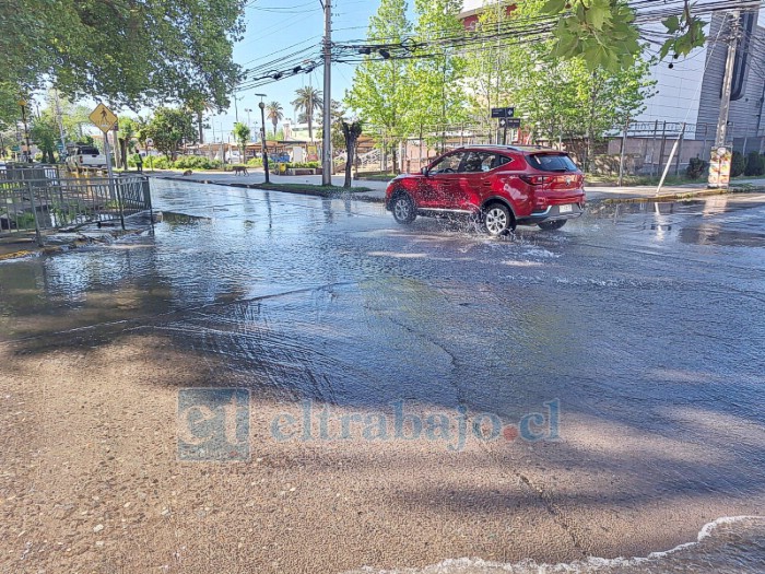 El paso de los autos arroja el agua hacia las veredas.