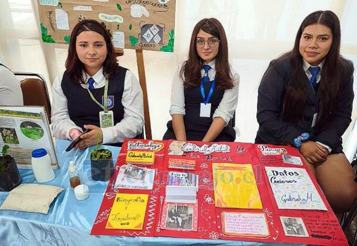 Martyory Urzúa, Javiera Miranda y Angelina Muñoz de la Academia Científica de la ‘Escuela Industrial’.