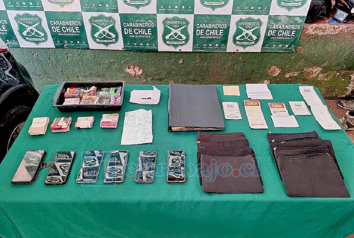 La evidencia incautada por Carabineros, entre ella, los boletos supuestamente ganadores de un millonario premio.