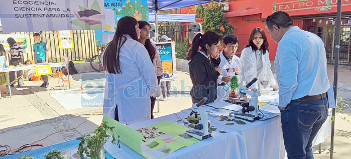 Los estudiantes expusieron sus trabajos a la comunidad. 