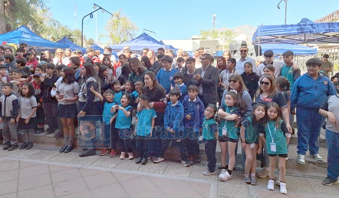 Todos los participantes en la Feria Científica. 