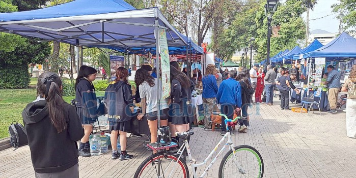 Estudiantes expusieron diversos experimentos.