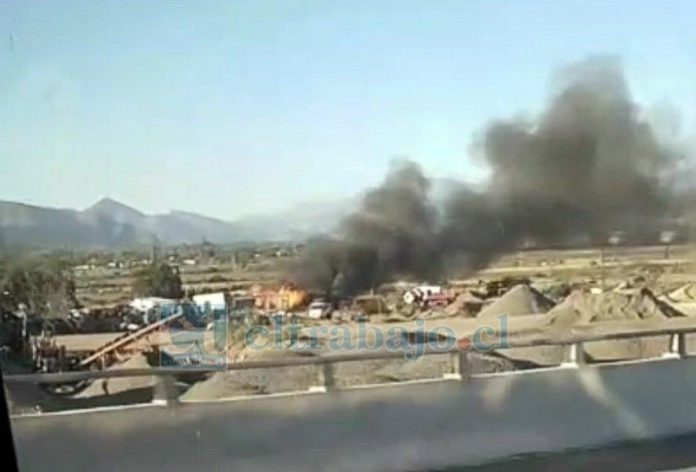 El fuego provocó una gran columna de humo.