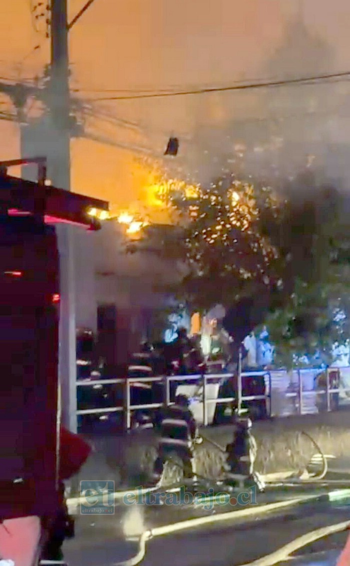 Incendio afectó al menos cuatro viviendas en Los Andes.
