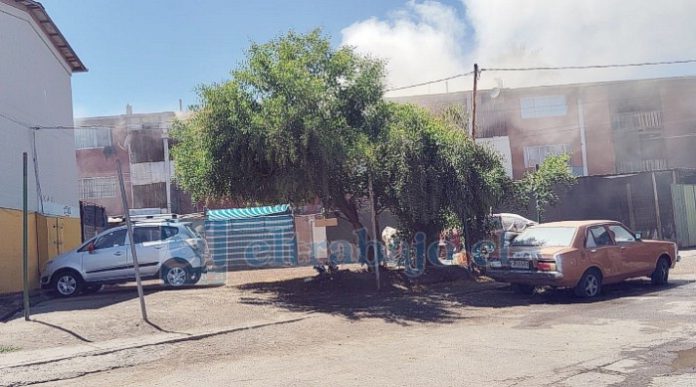 El humo era visible a la distancia del lugar de la emergencia.