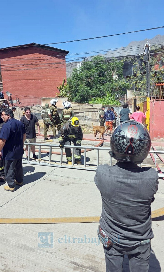 Voluntarios con el apoyo de vecinos trabajando en la emergencia. 