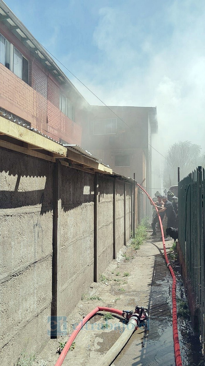 Bomberos desplegó varias unidades para controlar el incendio. 