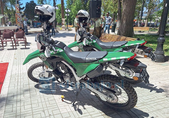 Estas son las dos nuevas motocicletas que entregó el municipio a Carabineros. 