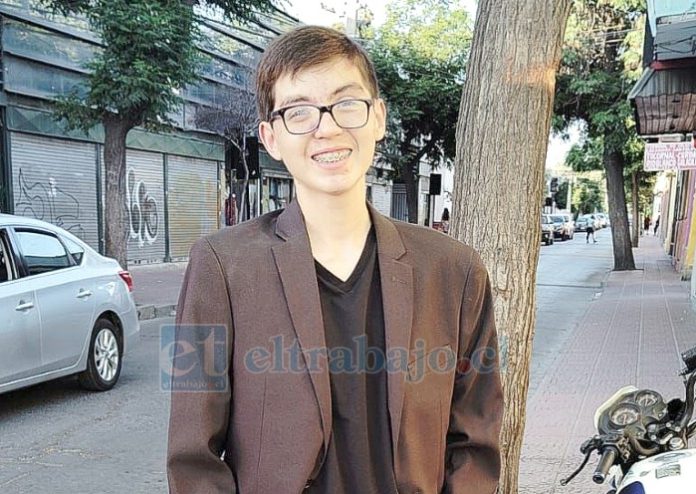 El joven poeta sanestebino Isaac Rodríguez, autor del libro Latidos Prohibidos.