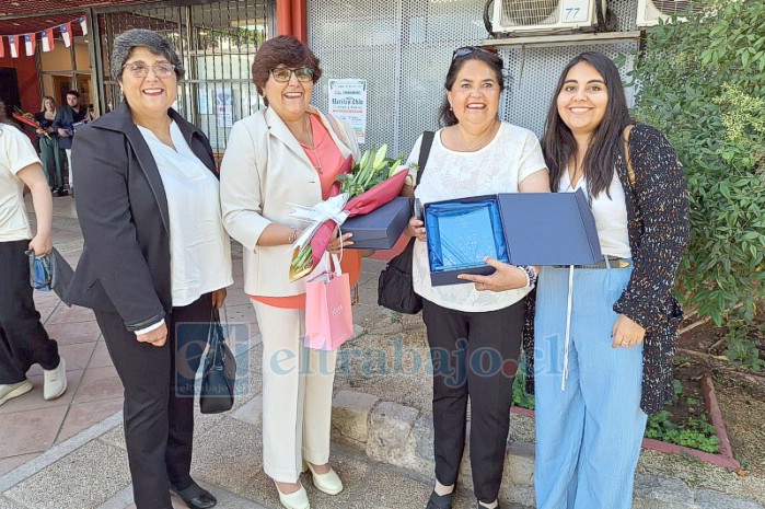 Algunas de las profesoras junto a familiares tras la ceremonia. 