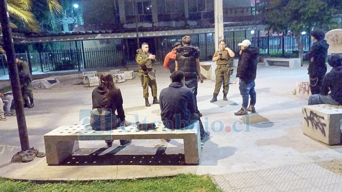 Carabineros desplegados en plena Plaza Cívica.