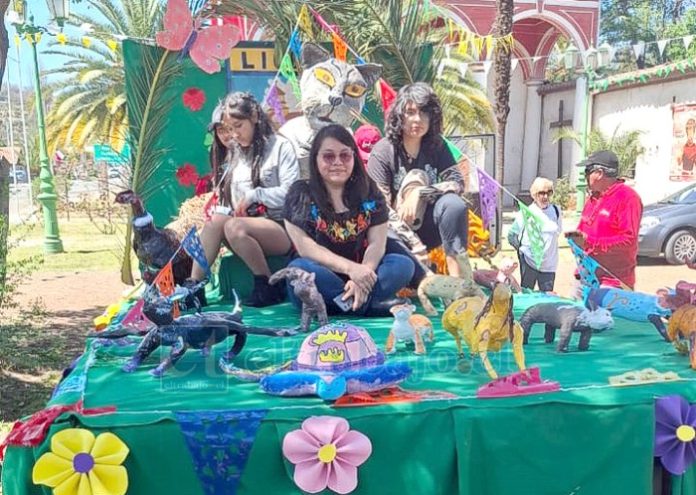 Carro alegórico preparado por estudiantes.