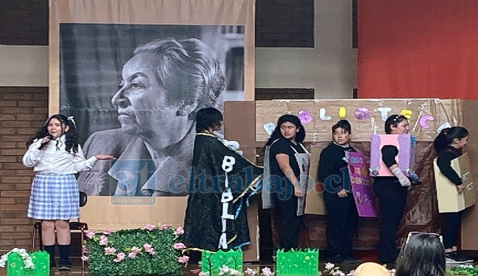 Parte del elenco con sus vestuarios para las presentaciones.