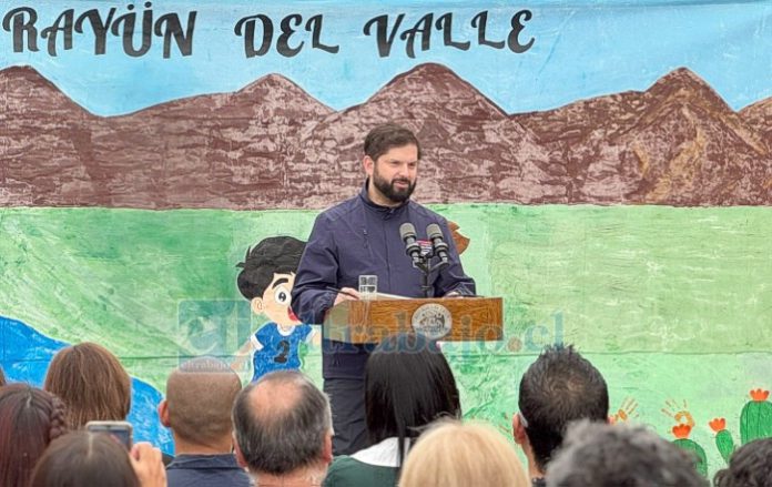 Presidente Gabriel Boric hablando a los presentes.
