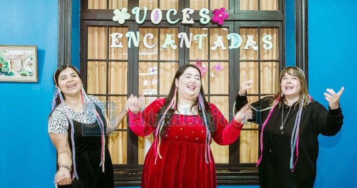 Cantos infantiles, cuentos narrados con objetos, susurradores, cartas narrativas y quitapenas han sido algunas de las técnicas exploradas por el grupo.