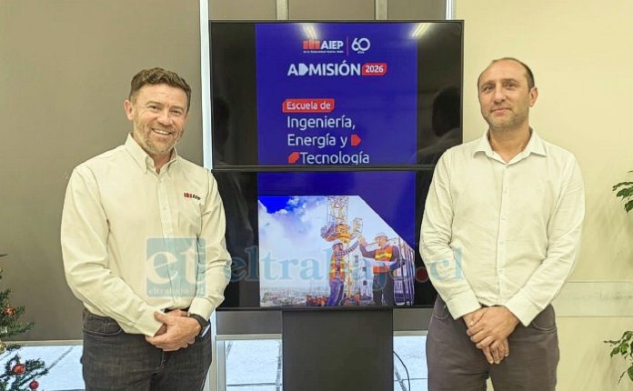 Marcelo Lucero, director nacional de Escuela de Ingeniería, Energía y Tecnología de AIEP, junto a Marco Lazcano, director AIEP sede San Felipe.