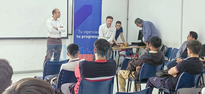 Actualmente se encuentran realizando charlas en colegios para acercar la información a futuros postulantes. 