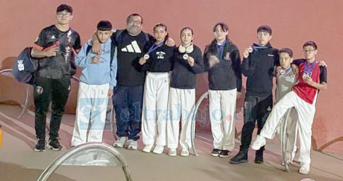 Algunos de los participantes que compitieron en el Torneo Nacional Escolar 2025. De izquierda a derecha: Pablo Castro, Kevin Durán, el sensei Juan Oyaneder, Esperanza Obando, Martina Cabrera, Laura Vergara, Álvaro Verdejo, Joshep Noguera y Amaro Castro.