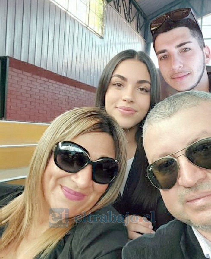 Junto a su esposo y sus dos hijos.