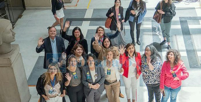 Algunas de las integrantes de la Mesa Nacional de Mujeres Cuidadoras junto a autoridades competentes.