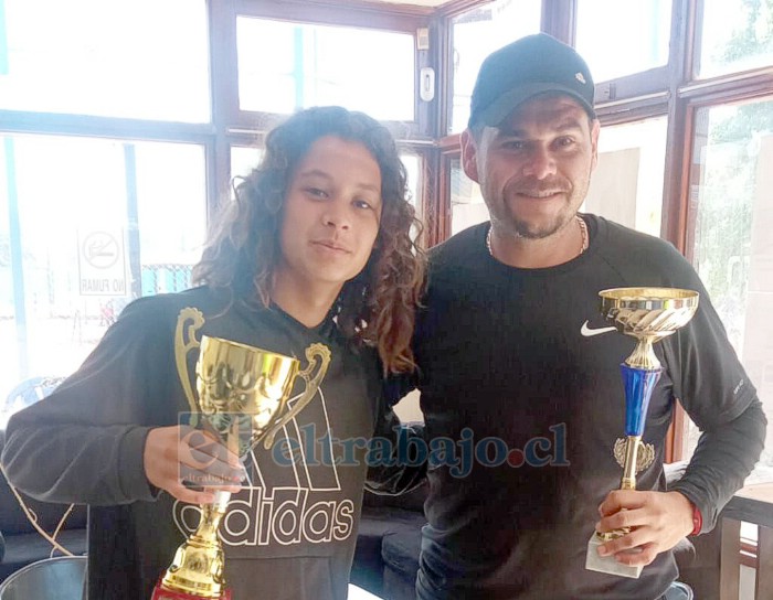 El joven tenista junto a Gerardo Aragón, ambos con sus respectivos premios.