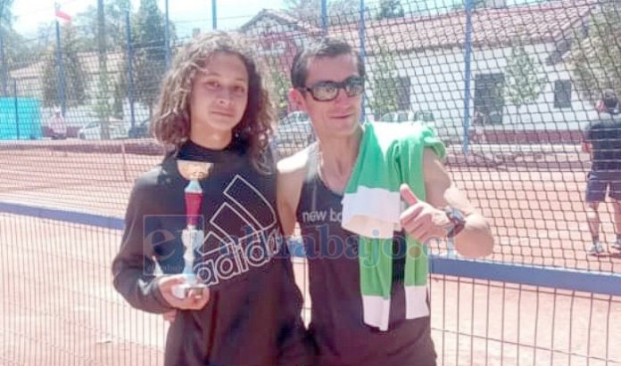 El joven deportista junto a su preparador físico, Fernando Martel.