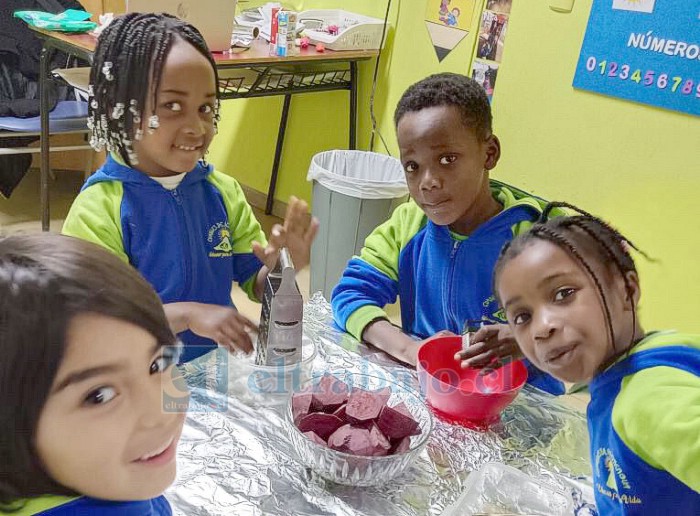 Los alumnos aprendieron sobre los colores y todas sus combinaciones, y cómo teñir telas de manera natural (con vegetales) y con tintas.