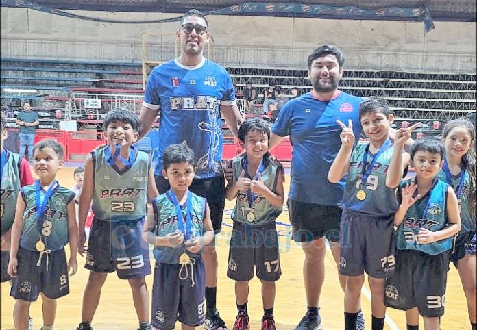 En el momento del adiós, Rivas compartió con los más pequeñitos del Prat.