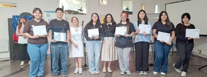 Estudiantes de los liceos Darío Salas de Santa María, Bicentenario Industrial Guillermo Richards Cuevas y Bicentenario Corina Urbina participaron del homenaje a la poetisa Amanda Durán.