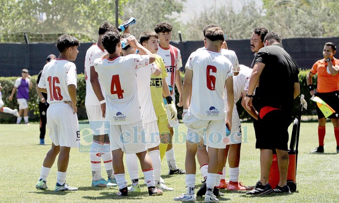 El profesor Sánchez dando instrucciones a sus dirigidos.