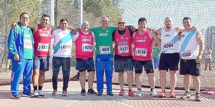 El sanfelipeño (cuarto de izquierda a derecha) con otros algunos competidores en el Sudamericano.