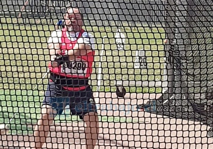 Jorge Ovalle al momento de unos de sus lanzamientos en el Sudamericano de Atletismo Máster.