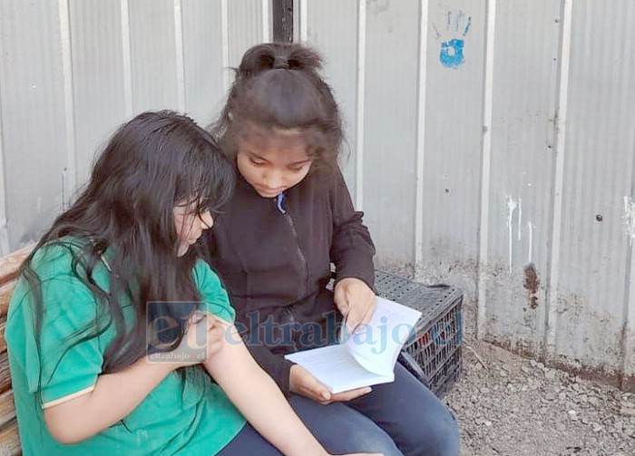 Alumnas leyendo fuera de las aulas.