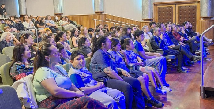 Los asistentes al Teatro Municipal disfrutando del espectáculo.