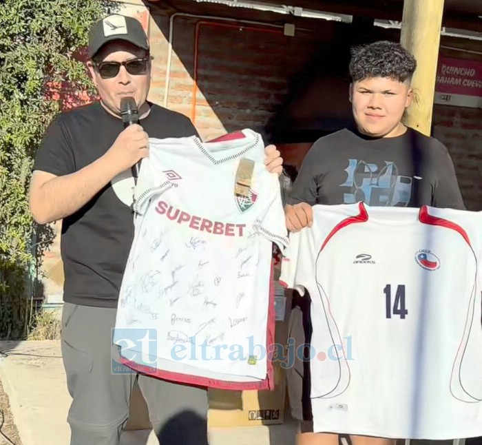 Estas son las dos camisetas que serán subastadas.