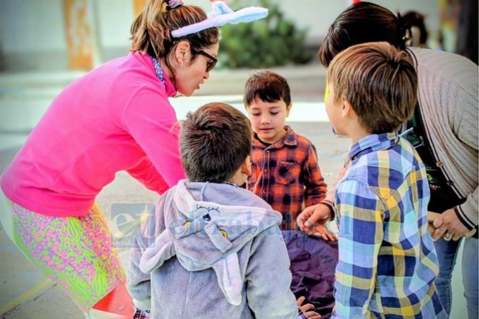 Sonia Cortés Tapia (Q.E.P.D) en lo que más le gustaba. Enseñar a los pequeños.