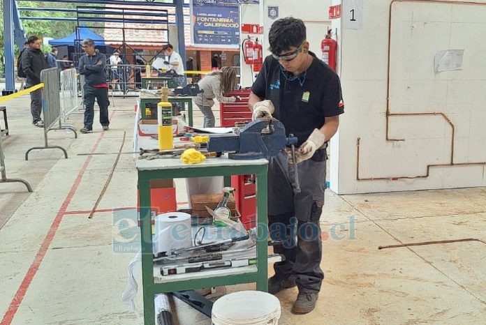 Estudiantes trabajando en el marco de la competencia.