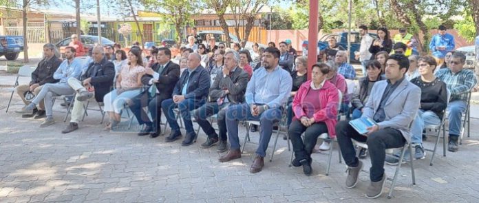 Autoridades, vecinos y representantes de la empresa, en el hito de reinicio de los trabajos.