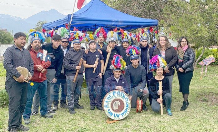 Integrantes de Cofradías de Bailes Chinos, entre ellos San Victorino del Liceo de San Esteban.