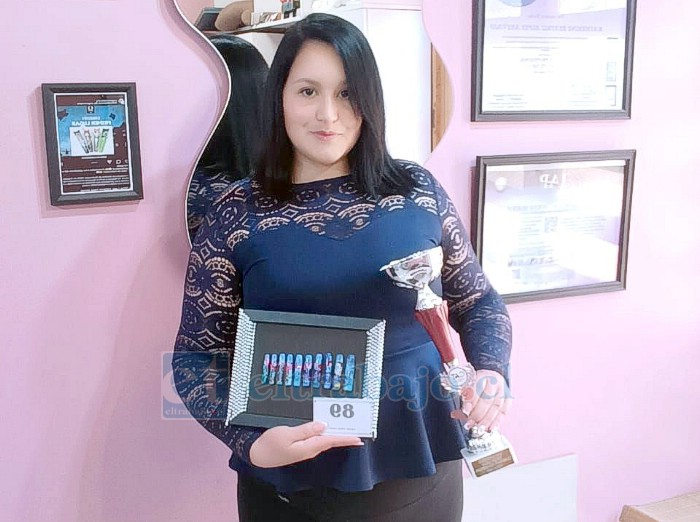 La joven junto a sus premios.