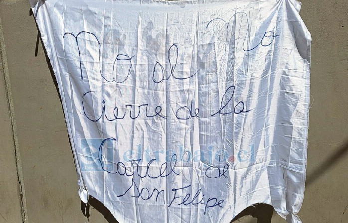 Familiares se manifestaron en el exterior del recinto pegando carteles. 