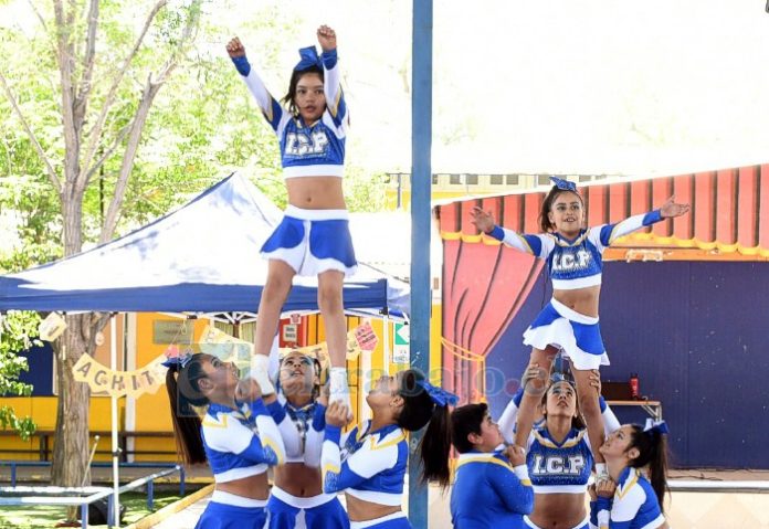 Delegación cheerleader de Escuela Ignacio Carrera Pinto practicando su performance.